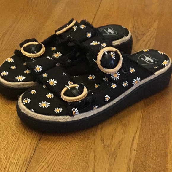 Woman’s Rocket Dog black fabric with daisies slip on sandal. Size 8.5. New! - Picture 3 of 6